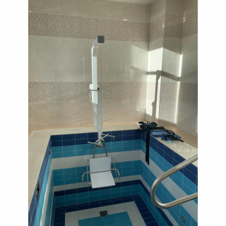 Подъемник с вертикальным перемещением (для бассейнов)