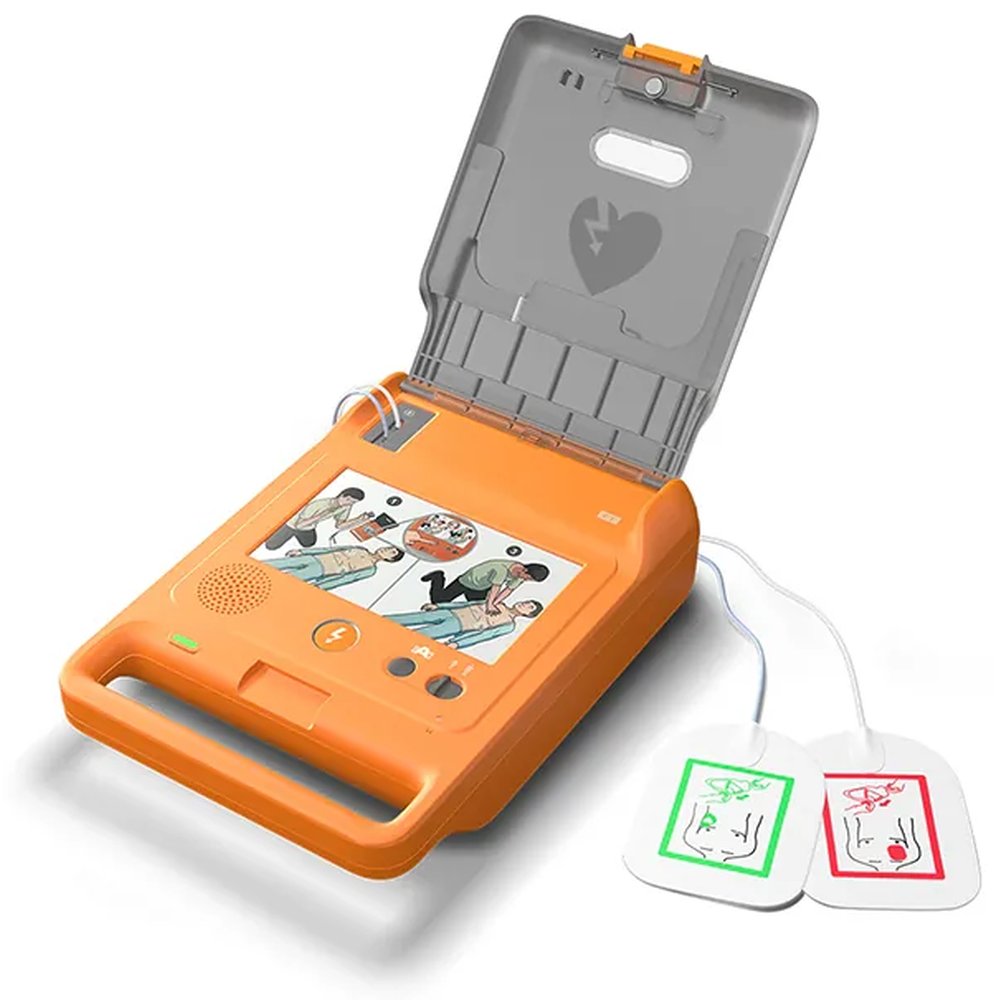 Comen F1A — открытый AED с электродами на белом фоне
